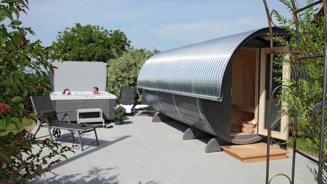 Blick auf die Fasssauna und Whirlpool Blick auf die Fasssauna und Whirlpool